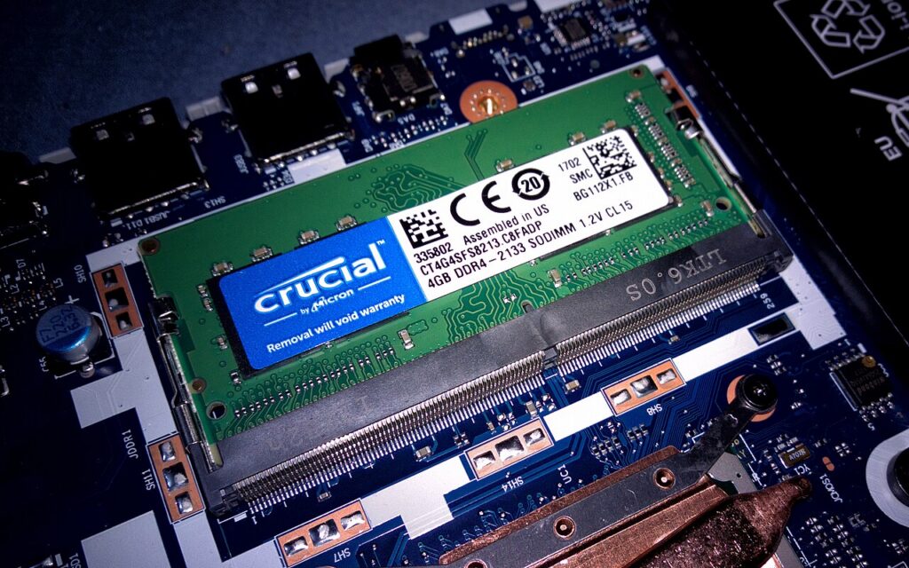 노트북 메인보드 슬롯에 장착된 Crucial 4GB DDR4 RAM 모듈